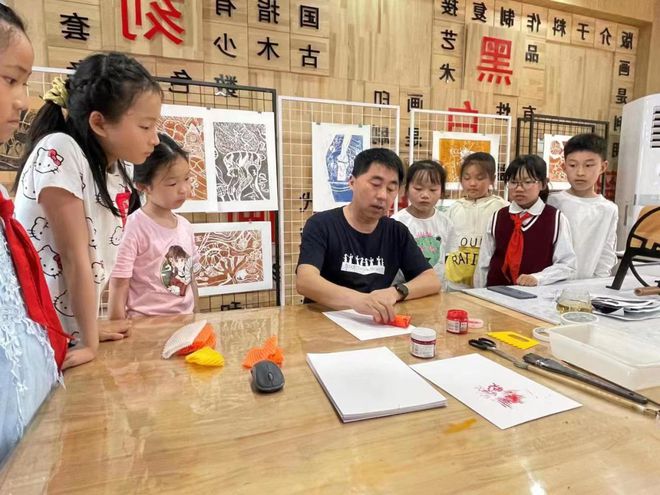 跳出学科看美育这位美术特级教师带领城乡学生一起发现“云上”之美！BBIN(图5)